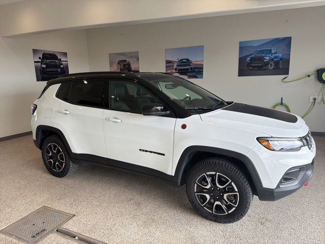 Used 2025 Jeep Compass Trailhawk AWD/4WD video 1
