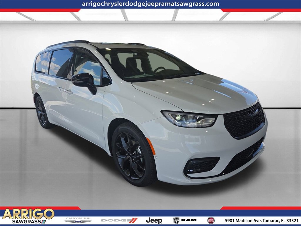 New 2026 Chrysler Pacifica Limited w/ Uconnect Theater Family Group