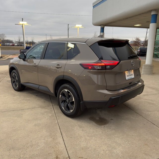 Used 2024 Nissan Rogue SV image 2