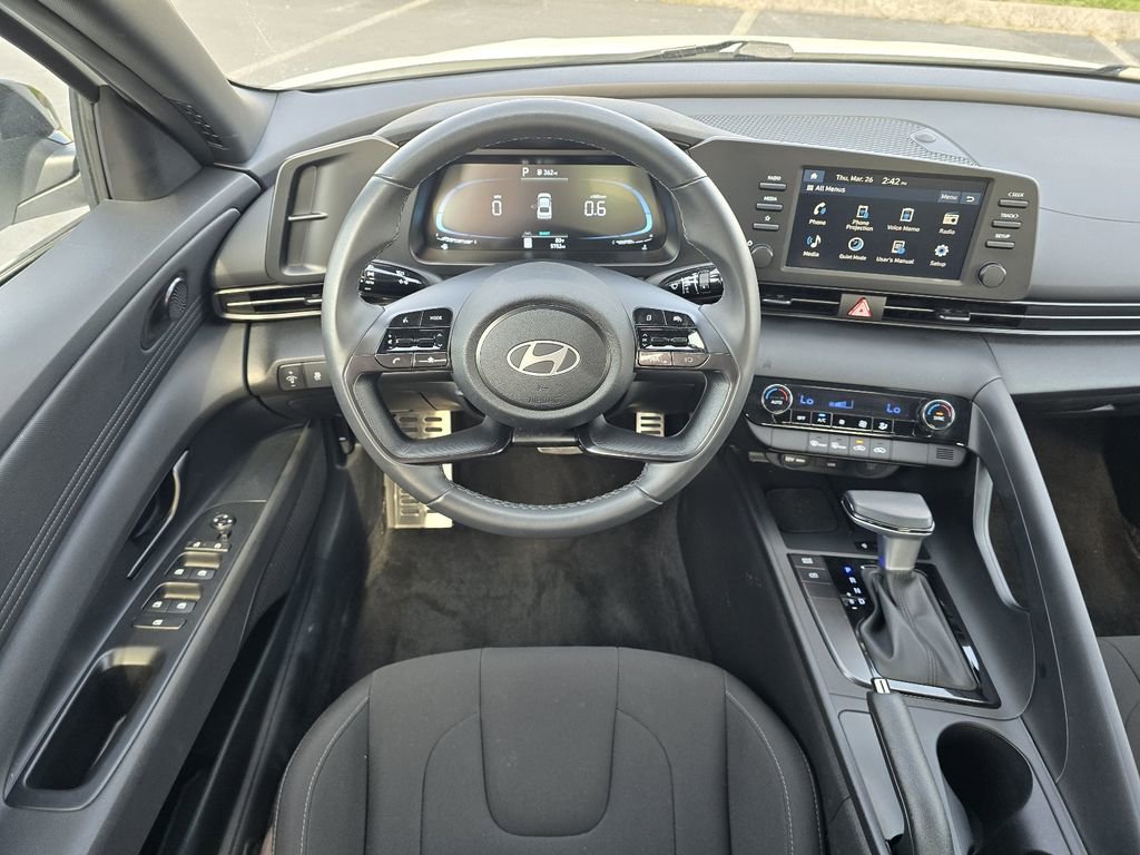 Used 2025 Hyundai Elantra Sport image 13
