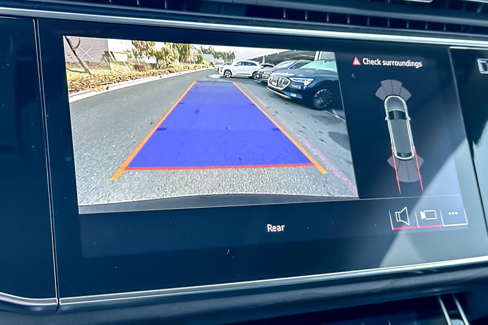 Used 2023 Audi Q8 Premium image 20