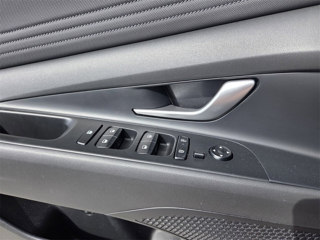 Used 2025 Hyundai Elantra SEL image 21