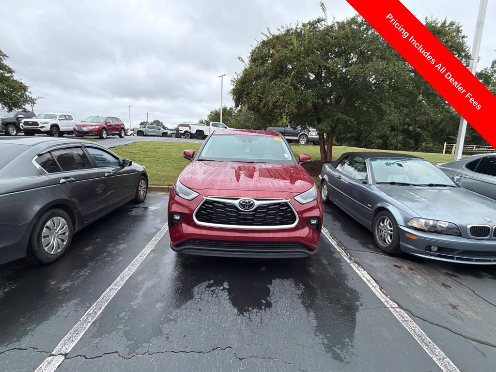 Used 2024 Toyota Highlander LE FWD image 11