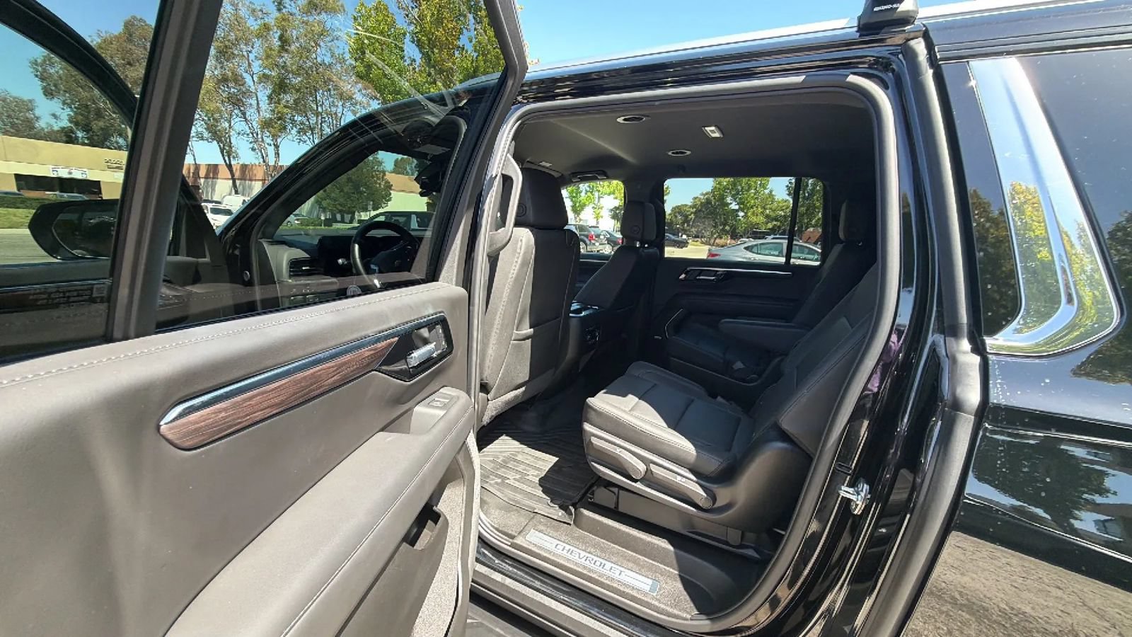 Used 2026 Chevrolet Suburban LT w/ Comfort Package RWD image 14