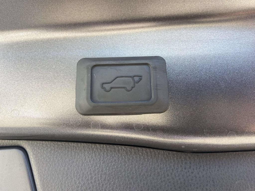 Used 2025 Toyota RAV4 XLE Premium FWD image 10