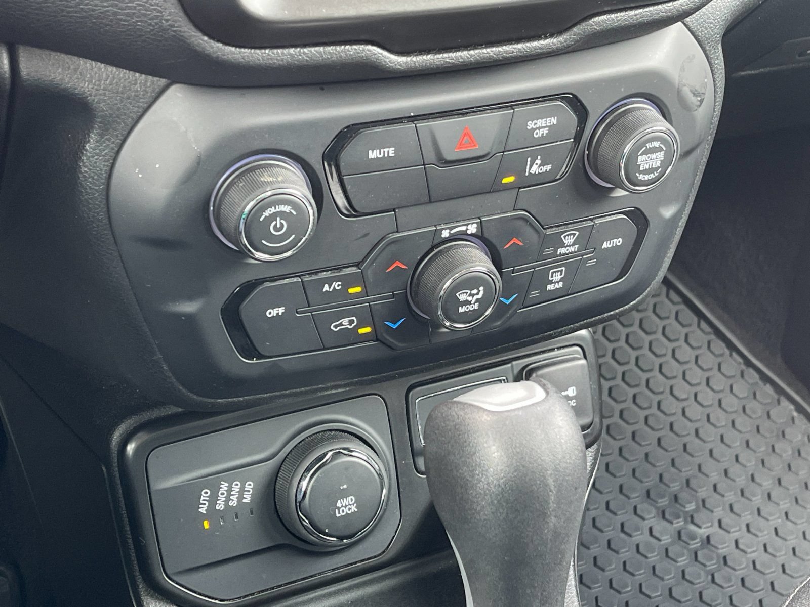Used 2023 Jeep Renegade Latitude AWD/4WD image 23