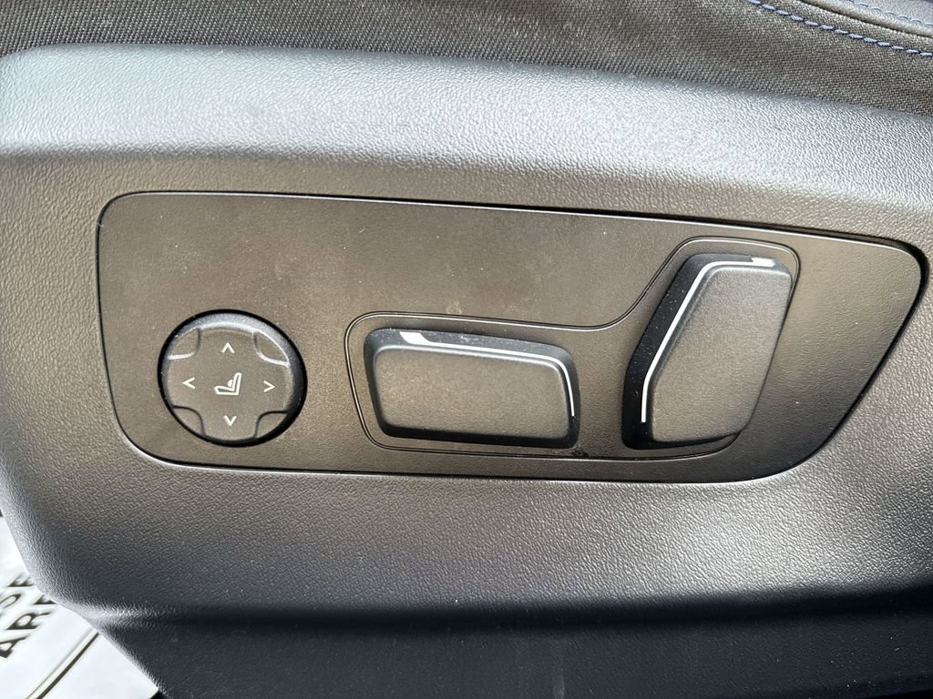 Used 2024 BMW 540i xDrive w/ Premium Package image 12