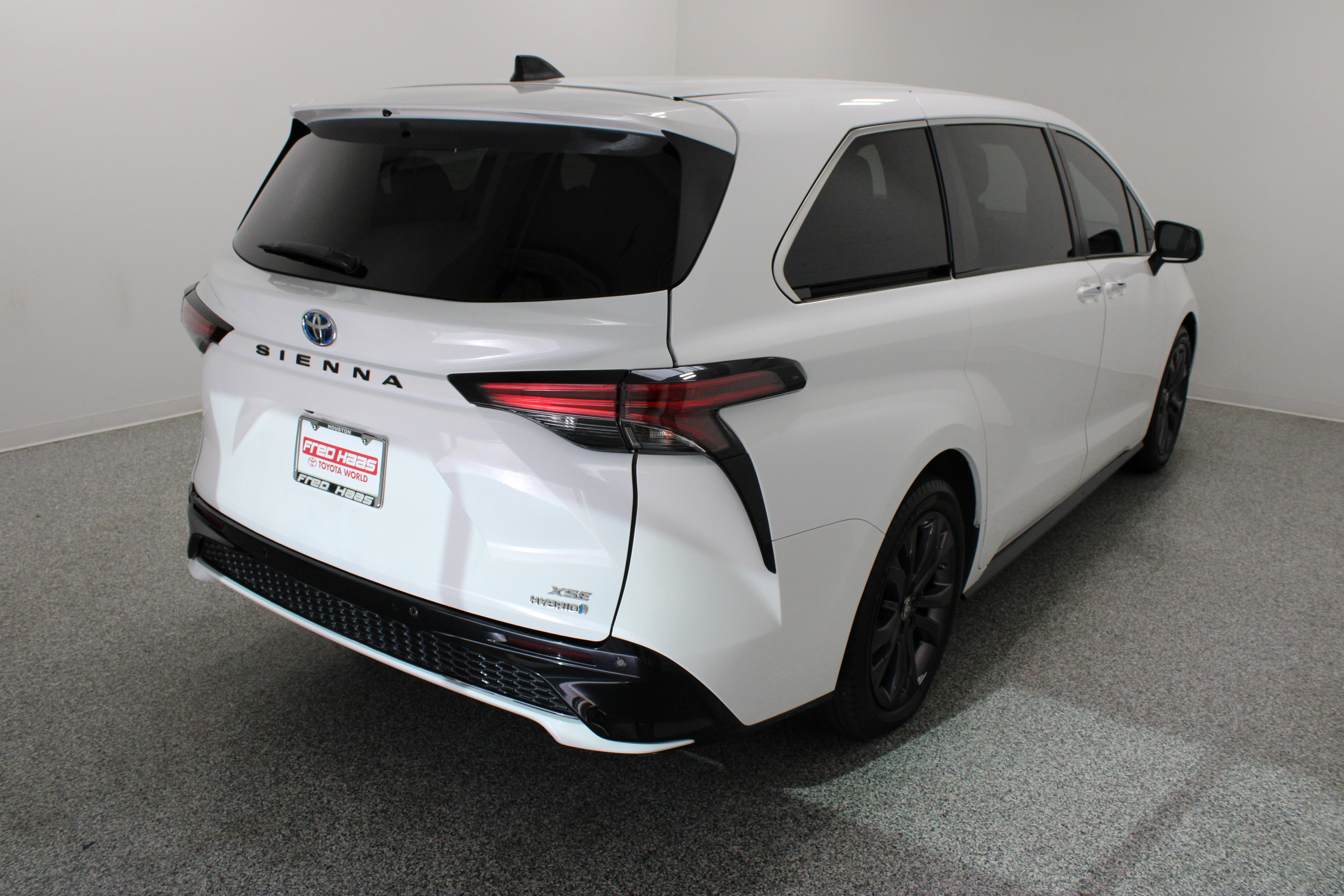 Used 2023 Toyota Sienna XSE FWD image 7