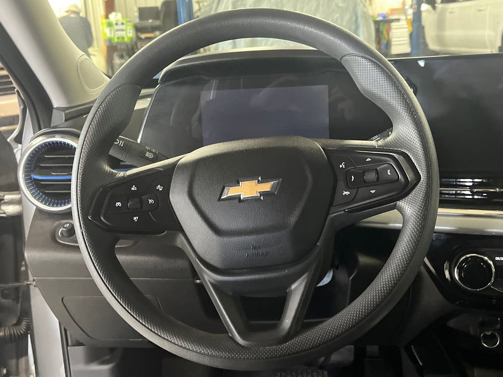 Used 2025 Chevrolet Trax LT FWD image 30