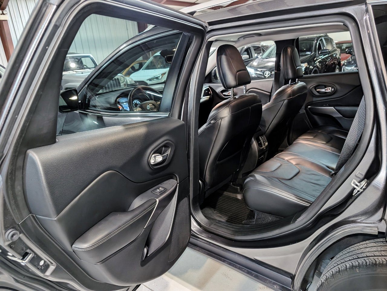 Used 2019 Jeep Cherokee Limited w/ Trailer Tow Group image 18