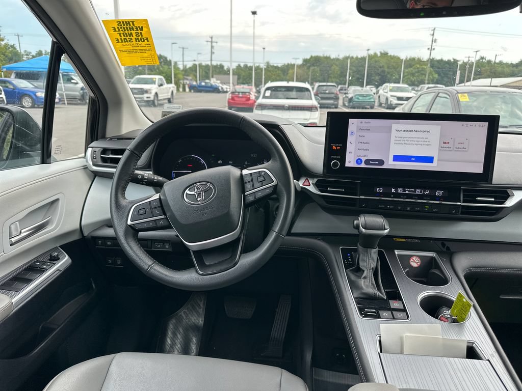 Used 2025 Toyota Sienna XLE FWD image 12