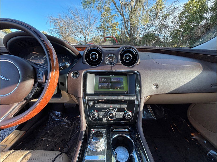 Used 2017 Jaguar XJ R-Sport image 11