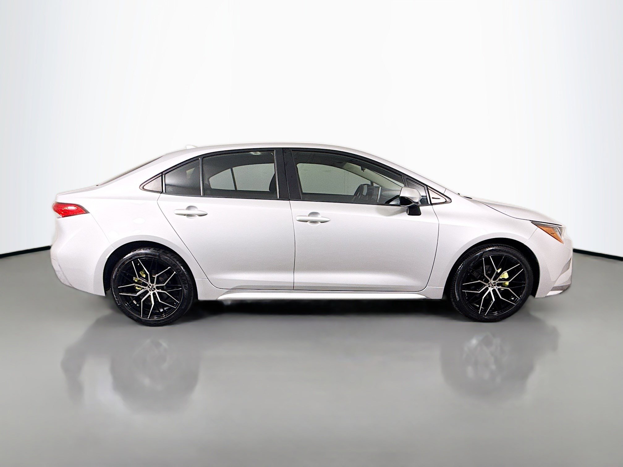 Used 2021 Toyota Corolla LE image 11