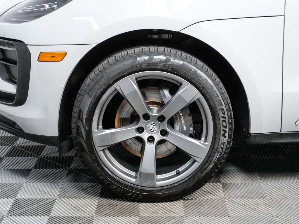 Certified 2024 Porsche Macan image 35
