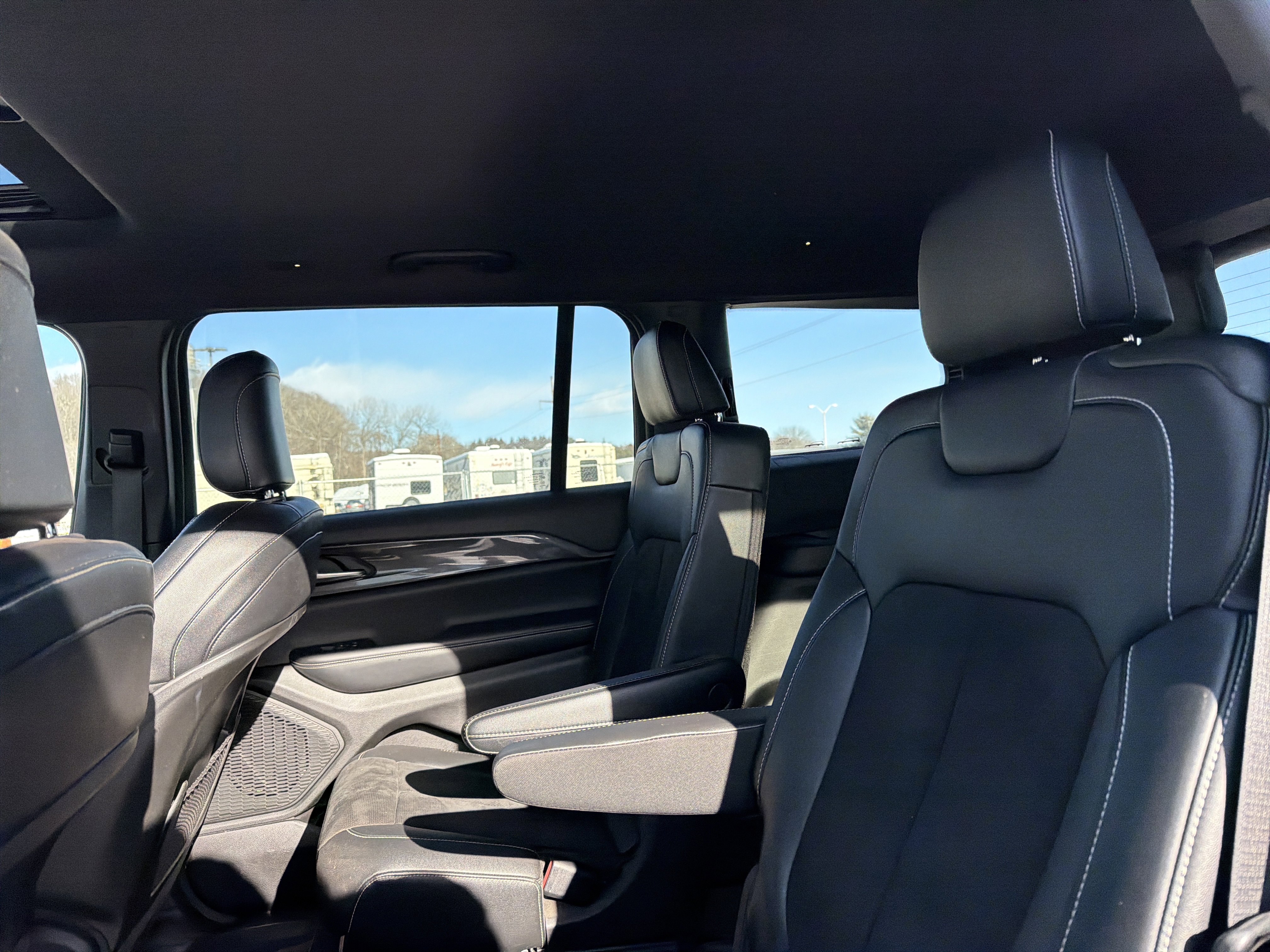 Used 2023 Jeep Grand Cherokee L Laredo image 30