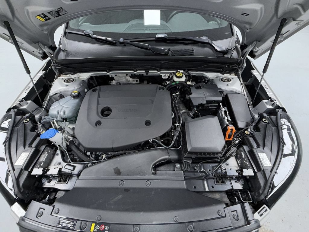 Used 2025 Volvo XC40 B5 Plus AWD/4WD image 19