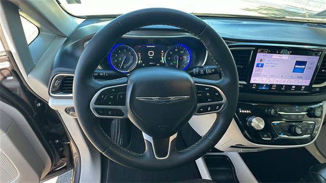 Used 2023 Chrysler Pacifica Touring-L image 23