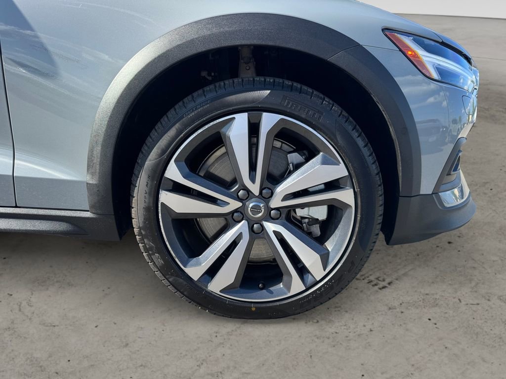 Certified 2025 Volvo V60 B5 Cross Country Plus AWD/4WD image 9