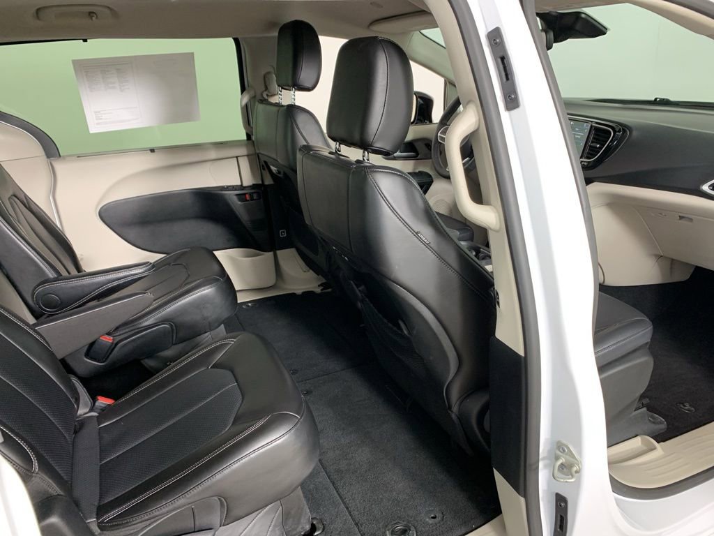 Used 2024 Chrysler Pacifica Touring-L image 37