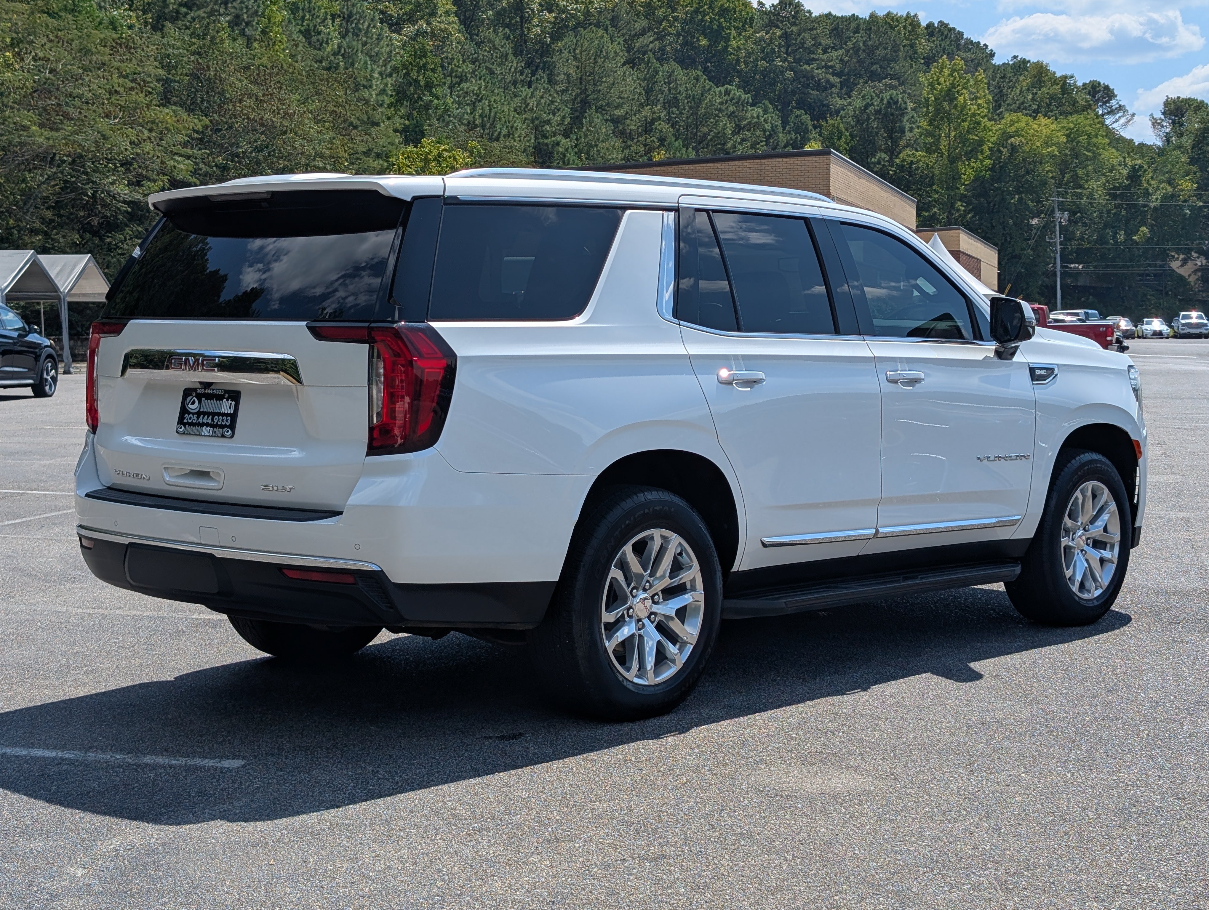 Used 2024 GMC Yukon SLT w/ SLT Premium Package RWD image 9