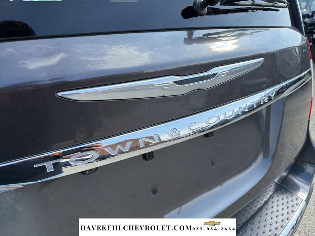 Used 2015 Chrysler Town & Country Touring image 32