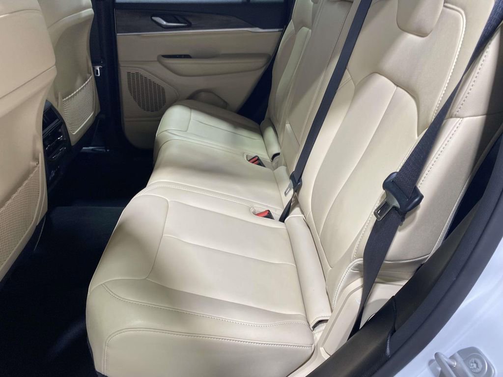 Used 2023 Jeep Grand Cherokee Limited image 12