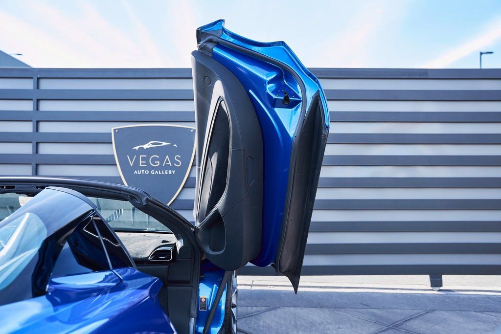 Used 2025 McLaren Artura Spider RWD image 33
