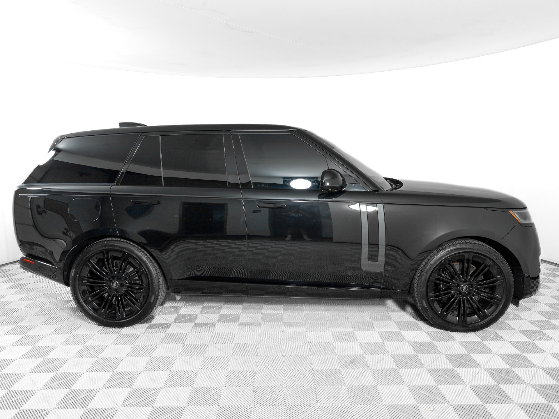 Used 2025 Land Rover Range Rover SE AWD/4WD image 4