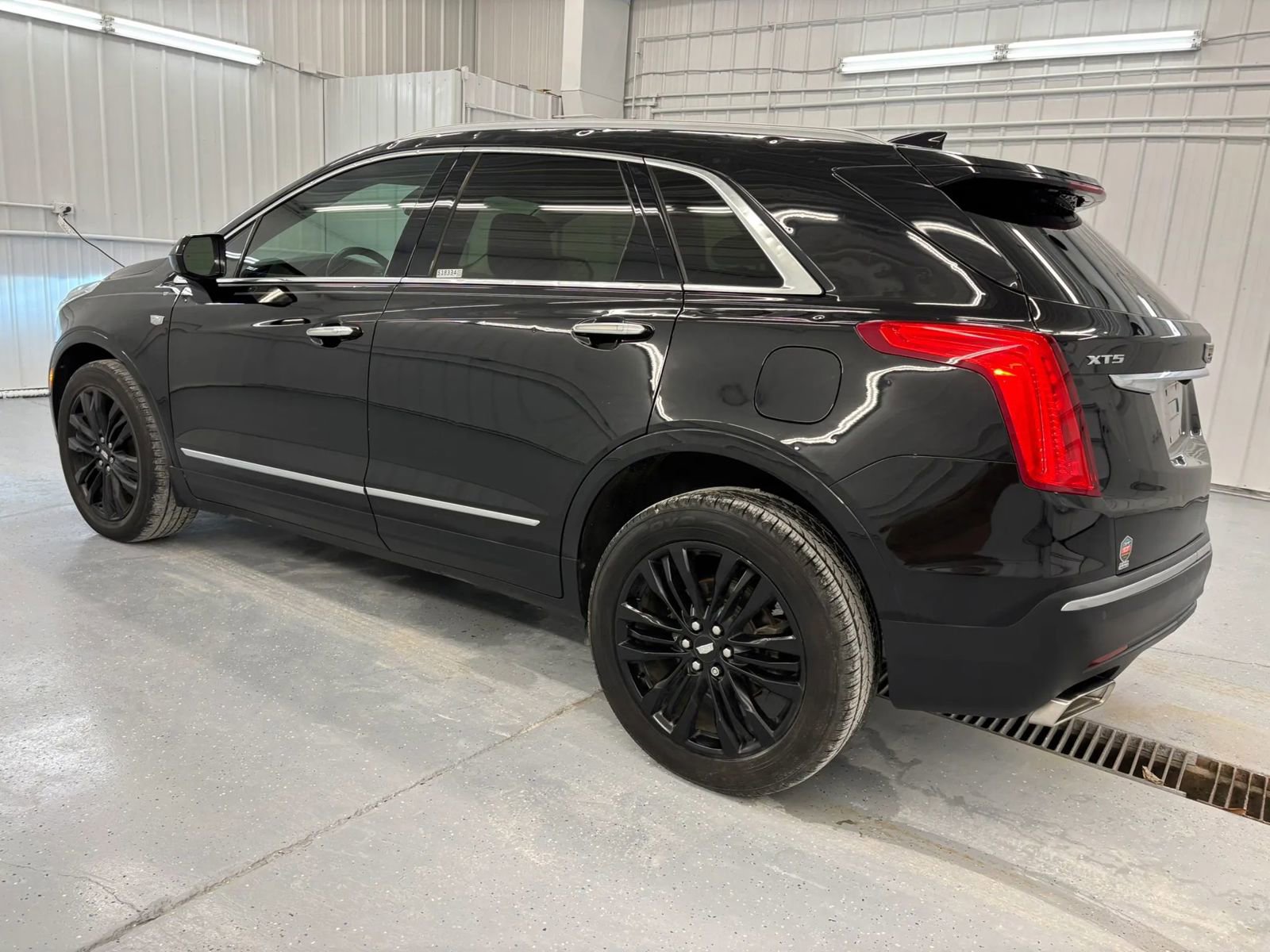 Used 2017 Cadillac XT5 Premium Luxury w/ LPO, Wheel Lock Package image 6