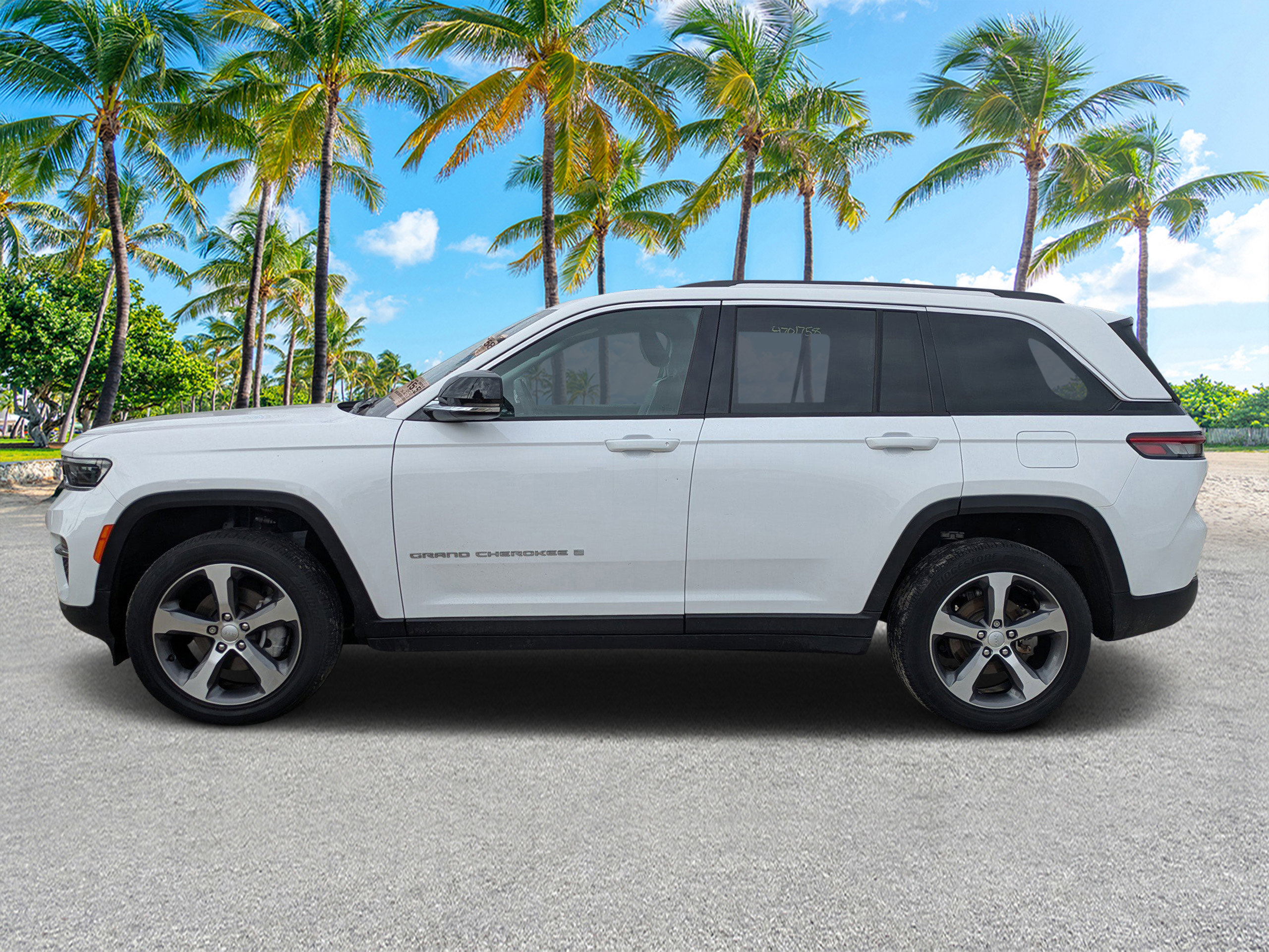 Used 2023 Jeep Grand Cherokee Limited AWD/4WD image 6