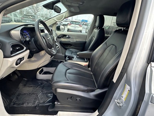 Used 2024 Chrysler Pacifica Touring-L image 26