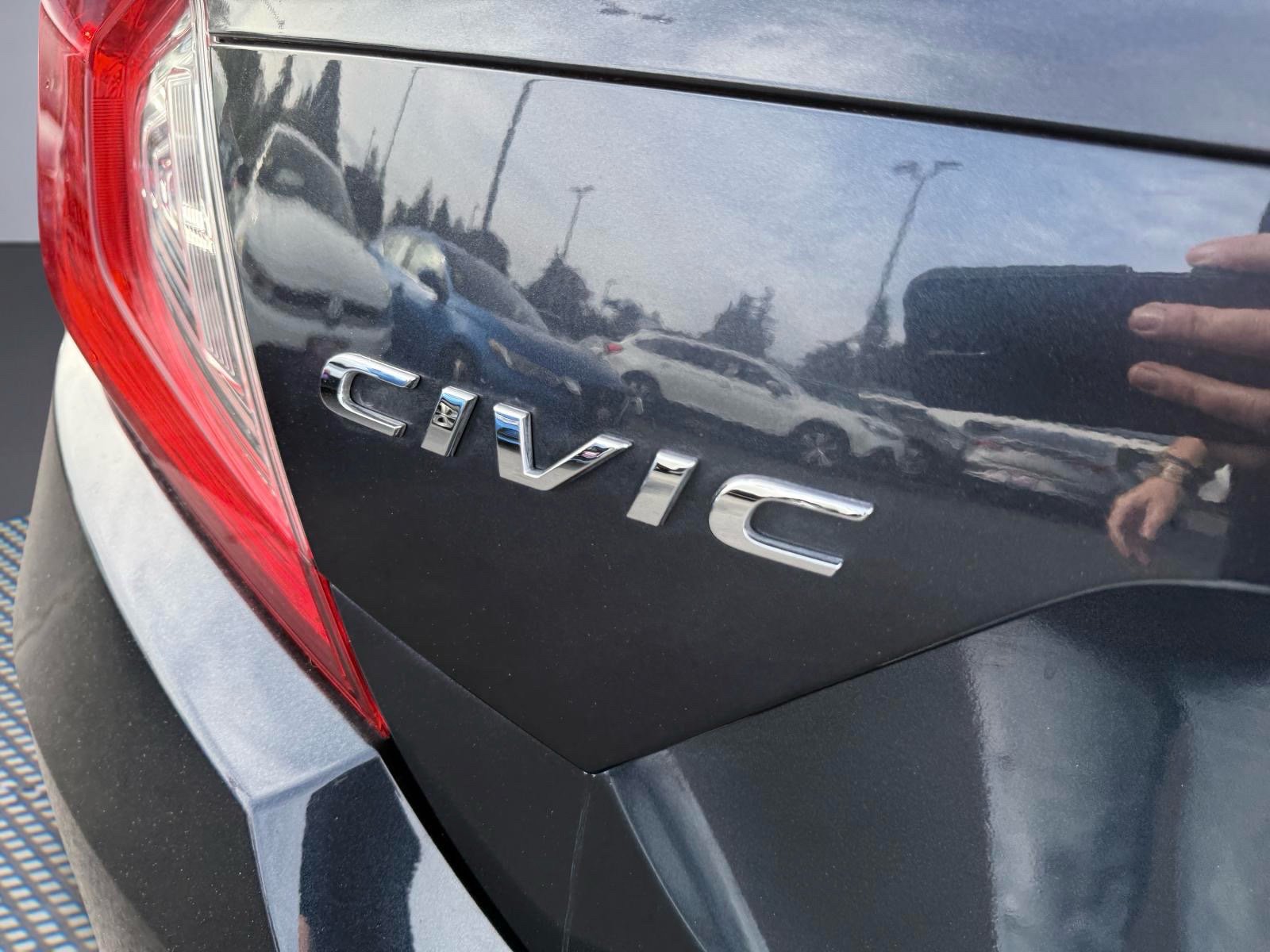 Used 2017 Honda Civic Touring image 6