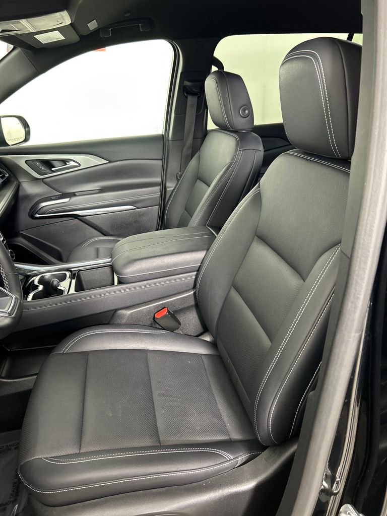 Used 2025 Chevrolet Traverse LT image 12