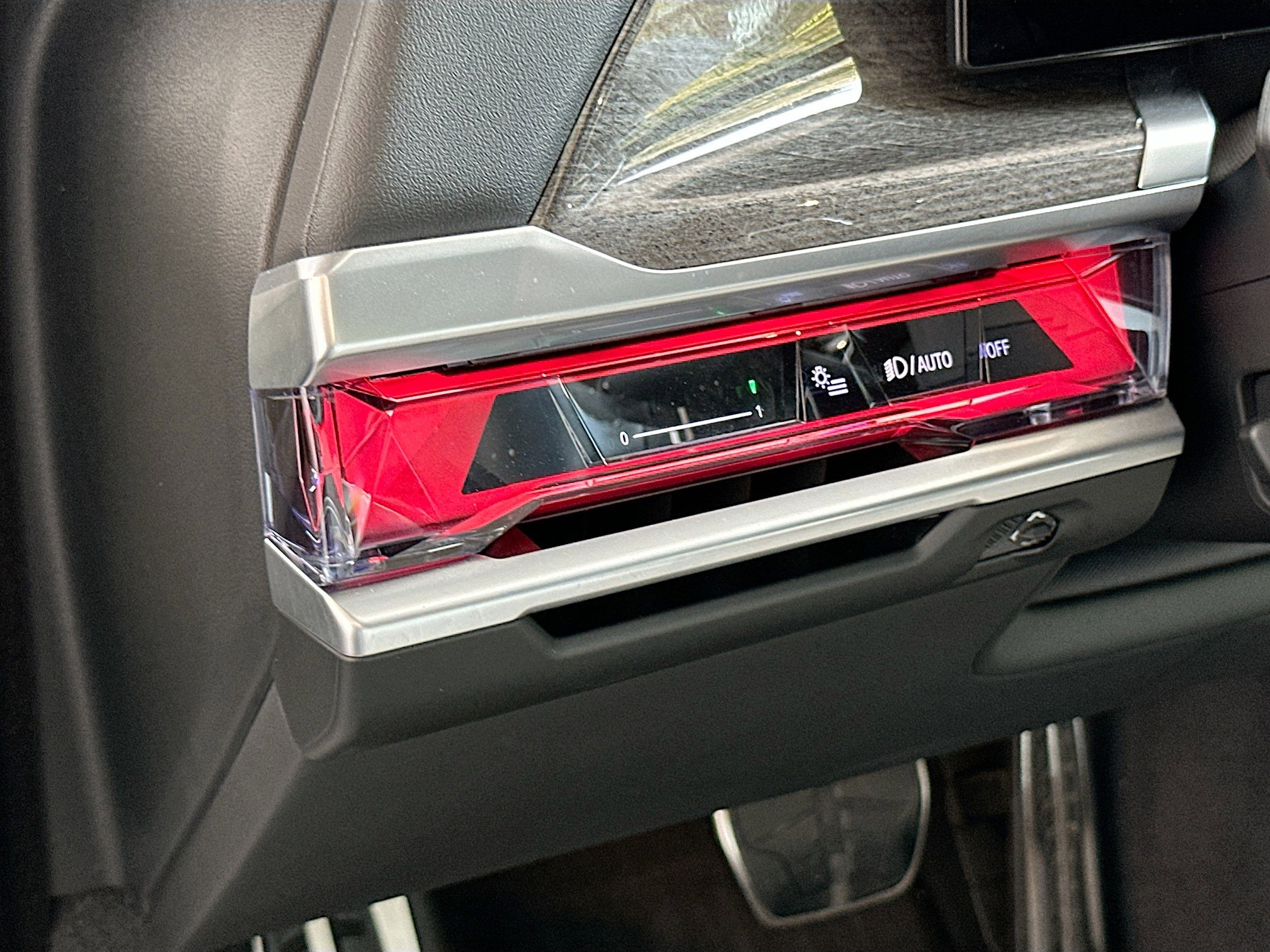 Used 2024 BMW 750e xDrive AWD/4WD image 10