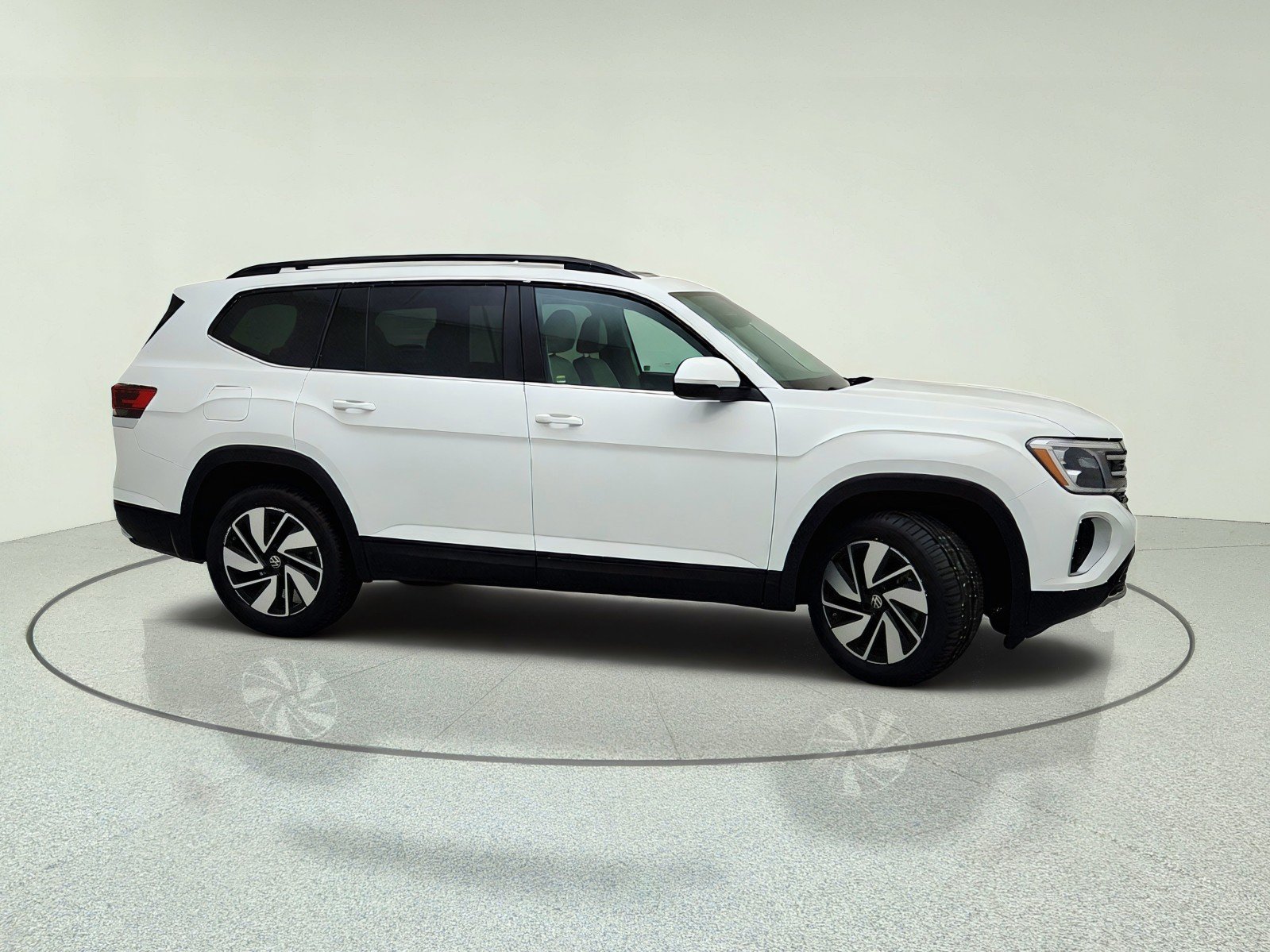 Used 2024 Volkswagen Atlas SE w/ Panoramic Sunroof Package FWD image 6