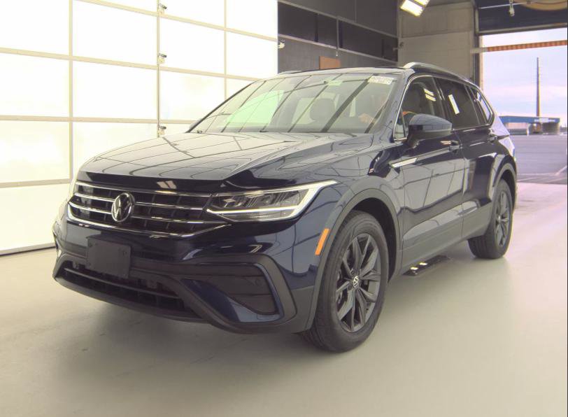 Used 2023 Volkswagen Tiguan SE w/ Panoramic Sunroof Package image 11