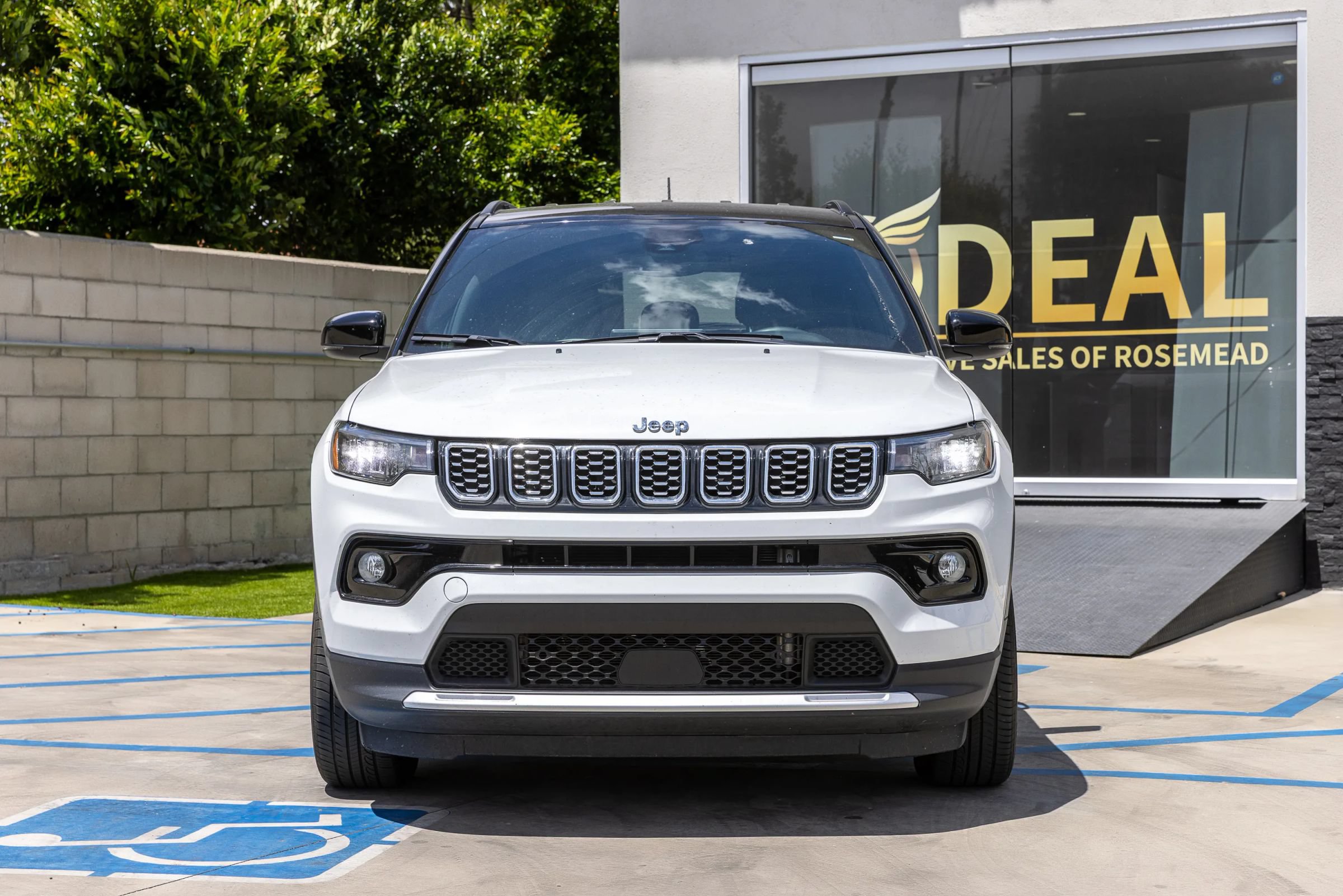 Used 2025 Jeep Compass Limited AWD/4WD image 4