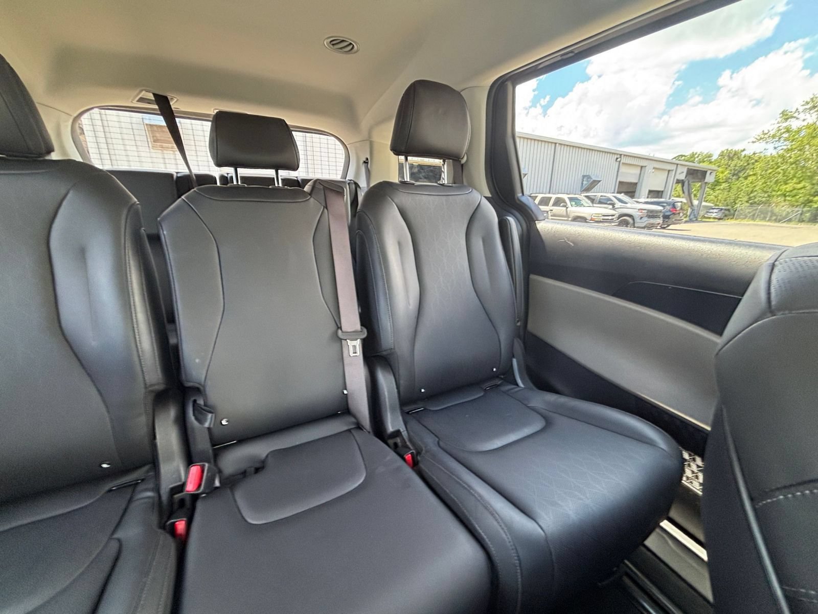 Used 2026 Kia Carnival FWD image 40
