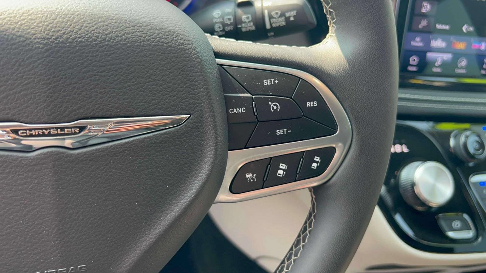 Used 2024 Chrysler Pacifica Limited FWD image 18