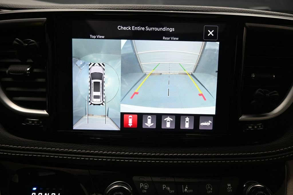 Used 2024 Chrysler Pacifica Limited w/ Uconnect Theater Family Group FWD image 23