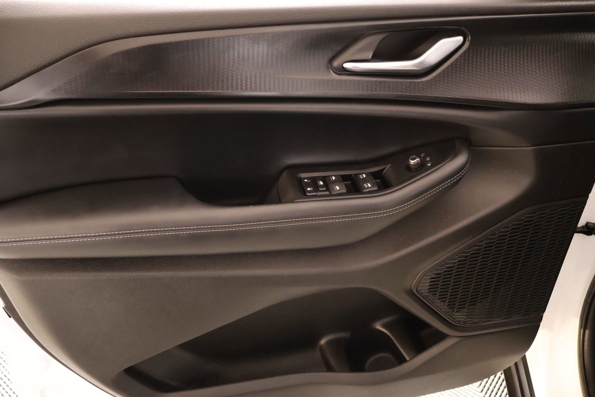 Used 2025 Jeep Grand Cherokee L Laredo RWD image 16