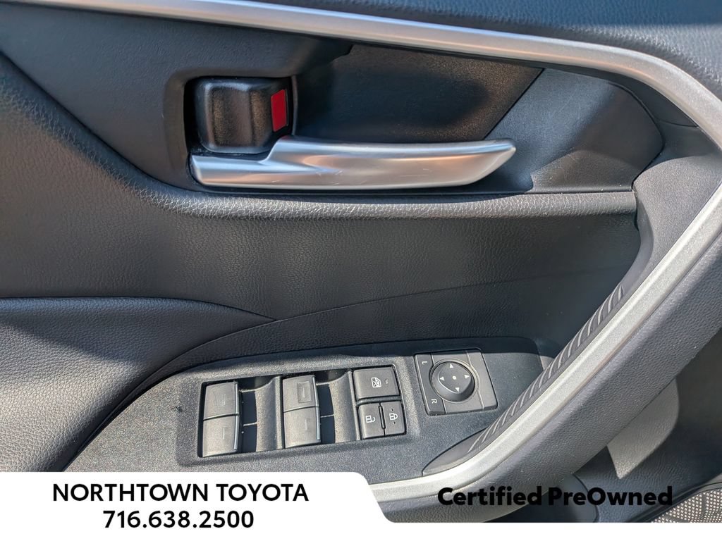 Used 2025 Toyota RAV4 XLE AWD/4WD image 33