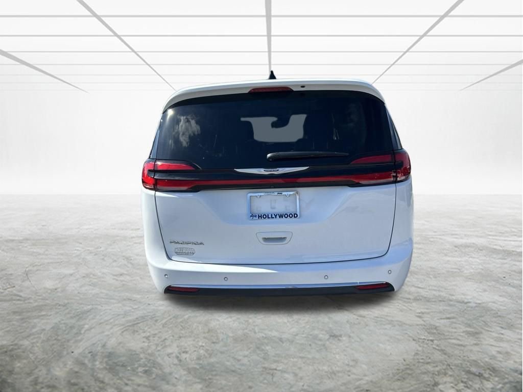 Used 2024 Chrysler Pacifica Touring-L FWD image 5