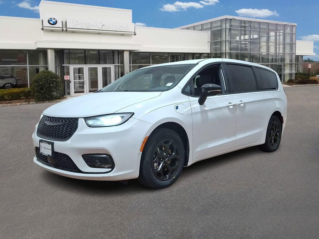 Used 2024 Chrysler Pacifica Select