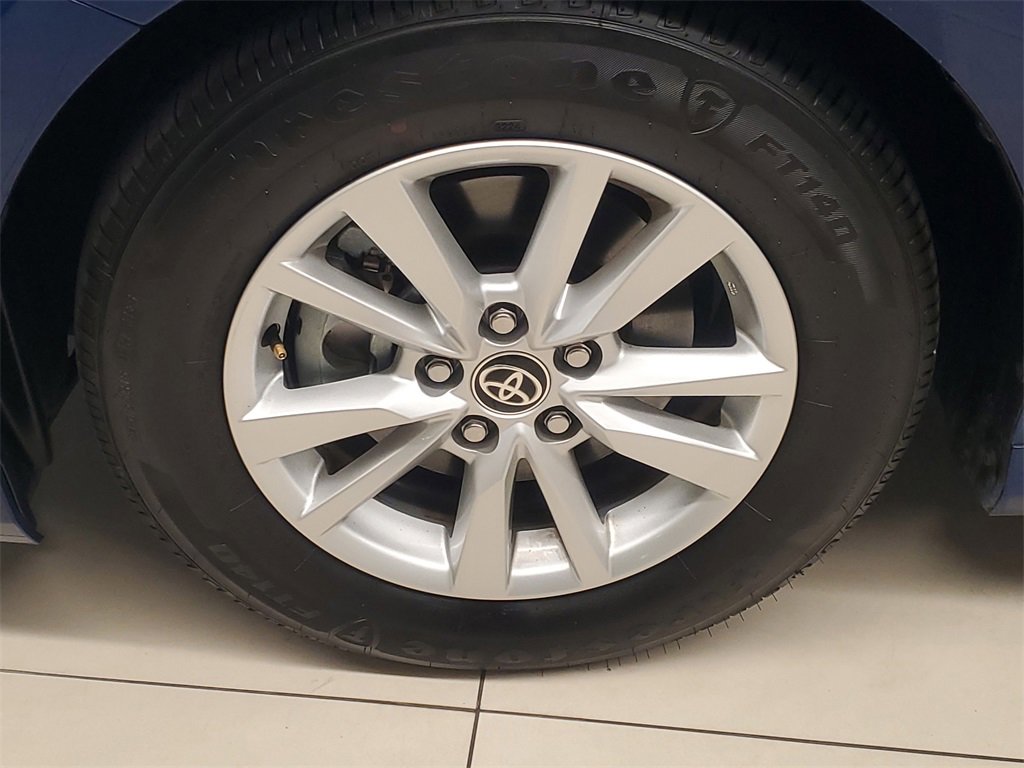 Used 2025 Toyota Camry LE image 4