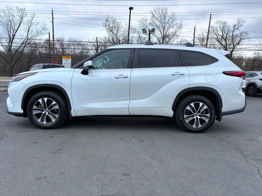 Used 2023 Toyota Highlander XLE AWD/4WD image 4