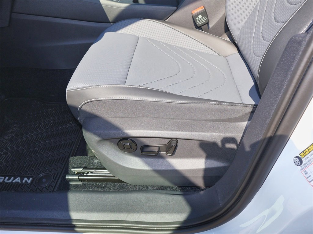 New 2025 Volkswagen Tiguan SE image 13