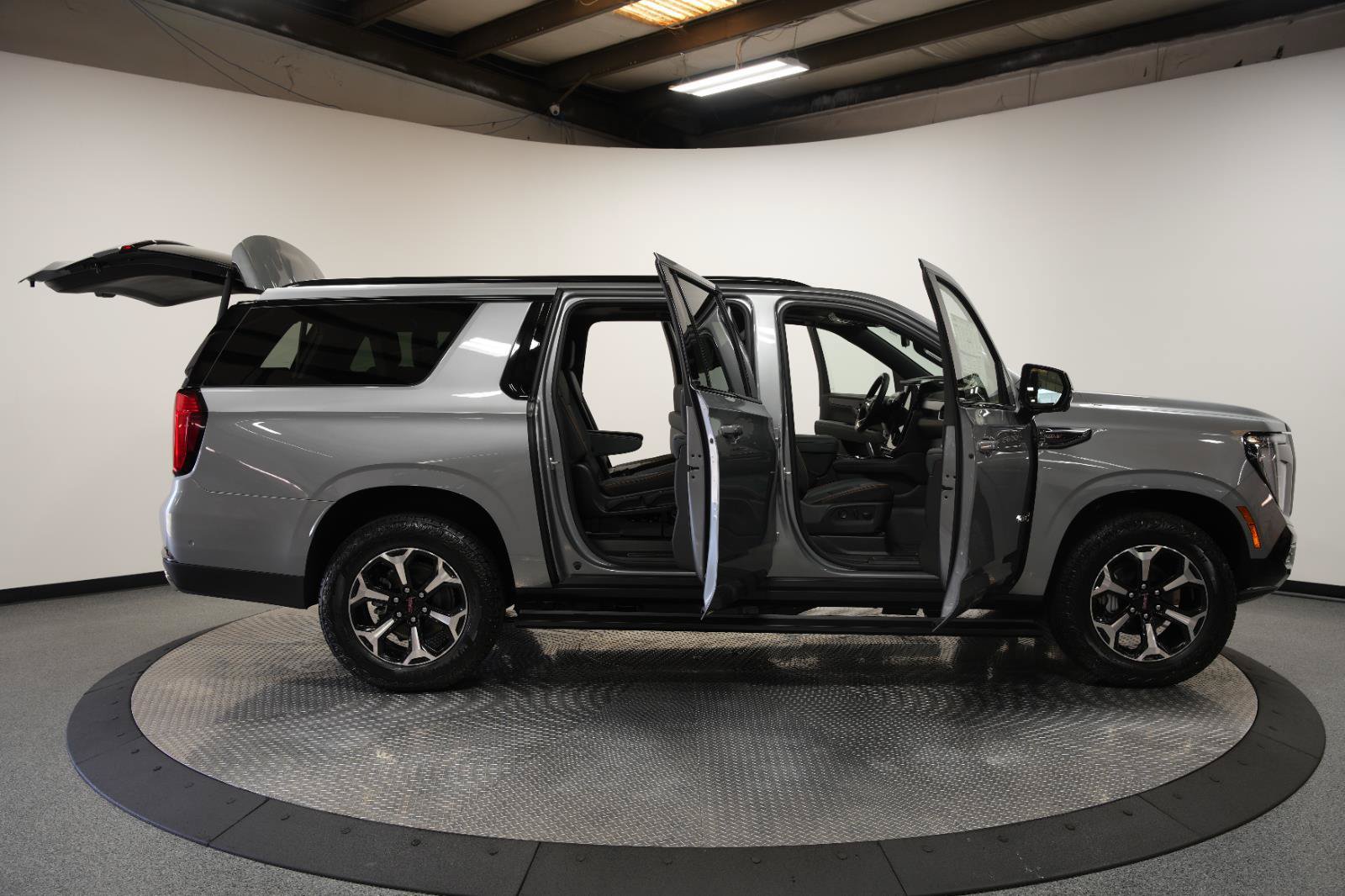 New 2026 GMC Yukon XL AT4 w/ AT4 Premium Plus Package AWD/4WD image 13