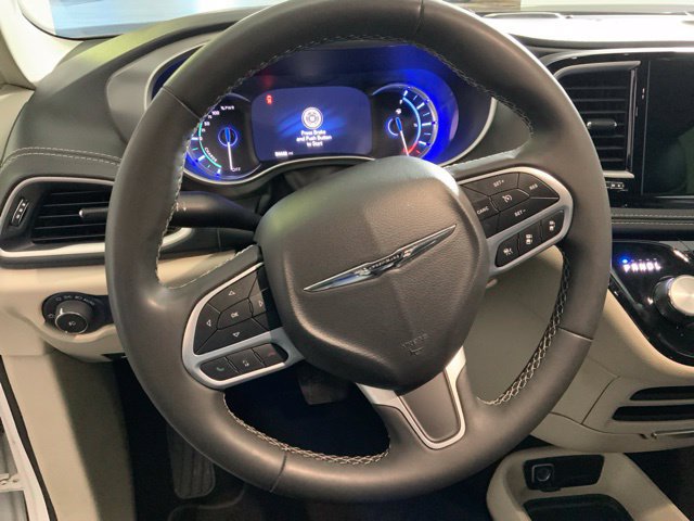 Used 2024 Chrysler Pacifica Limited FWD image 15