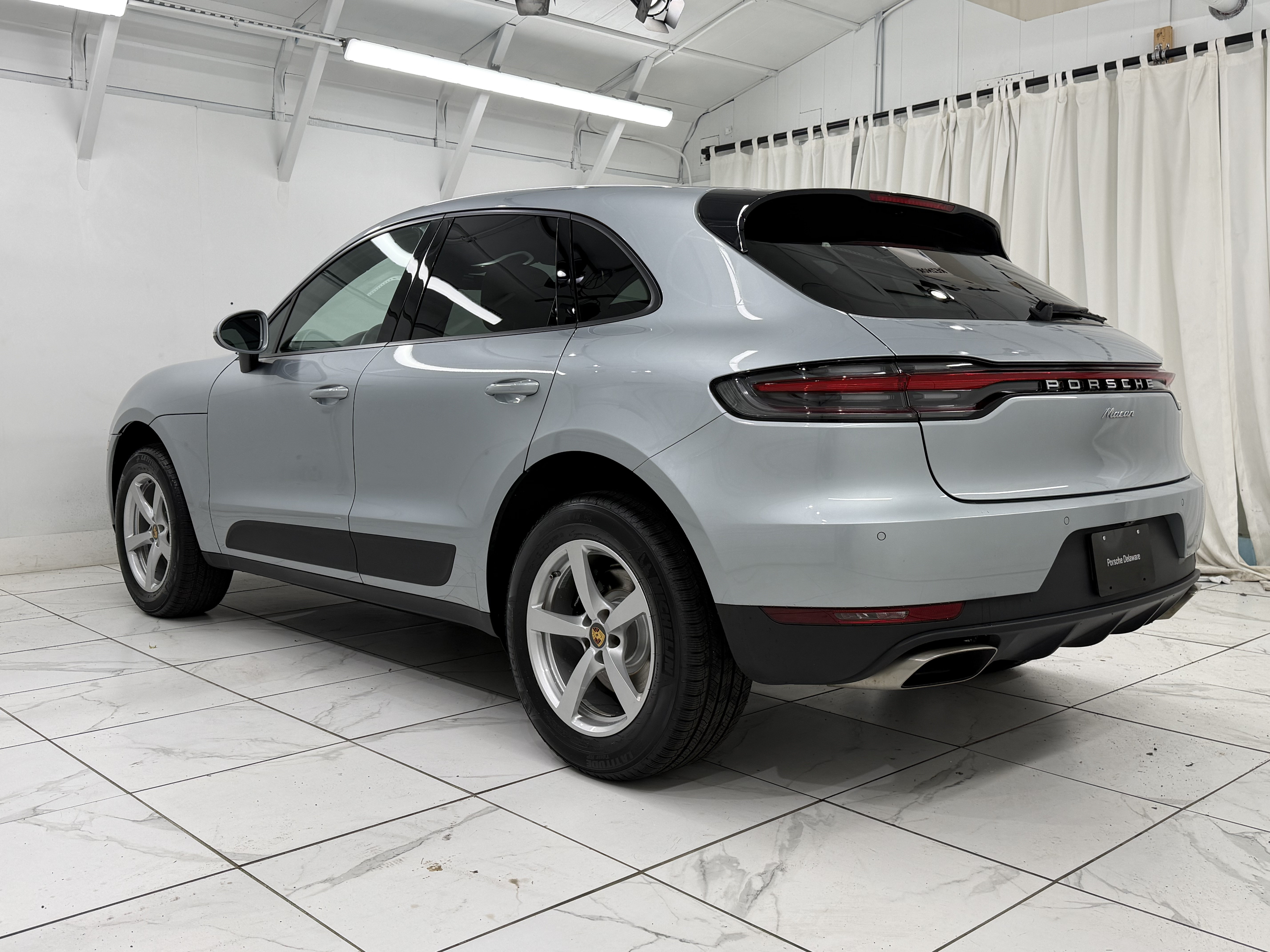 Certified 2021 Porsche Macan AWD/4WD image 3
